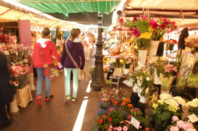 Auf dem Blumenmarkt (Foto: Hikekarin.com)