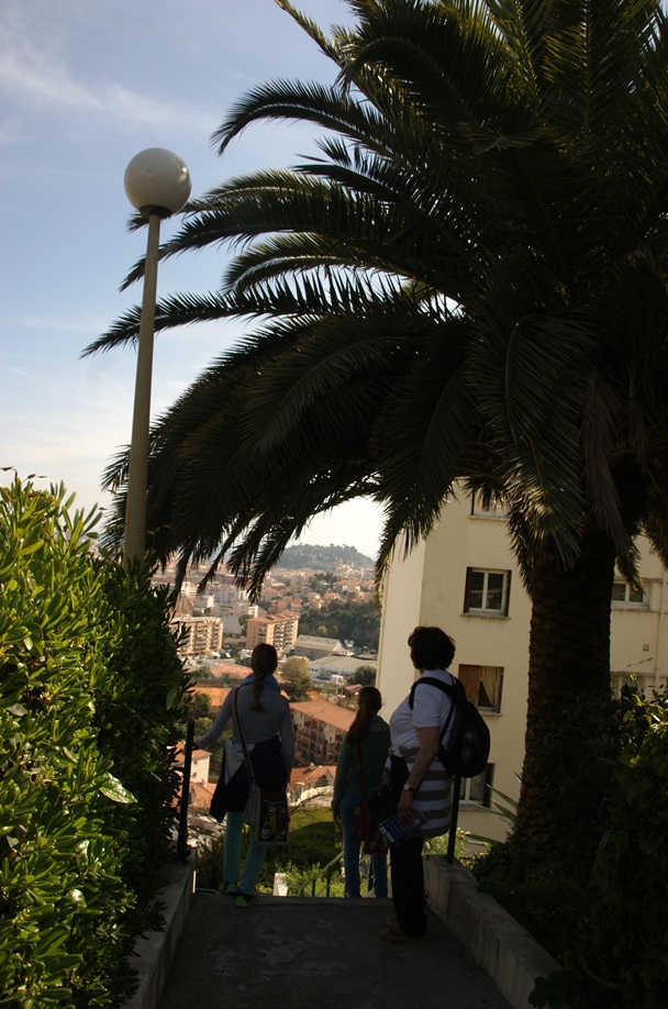Auf dem Treppenweg hinab in die Stadt (Foto: Hikekarin.com)