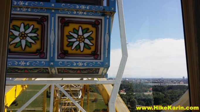 Zünftige Gondeln im Riesenrad von Münche n