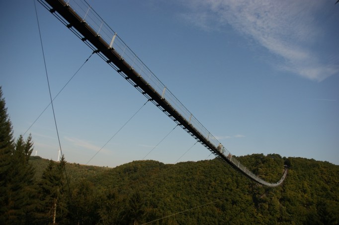 Vom Wanderweg - Blick zur Geierlaybrücke (Foto: hikekarin.com)