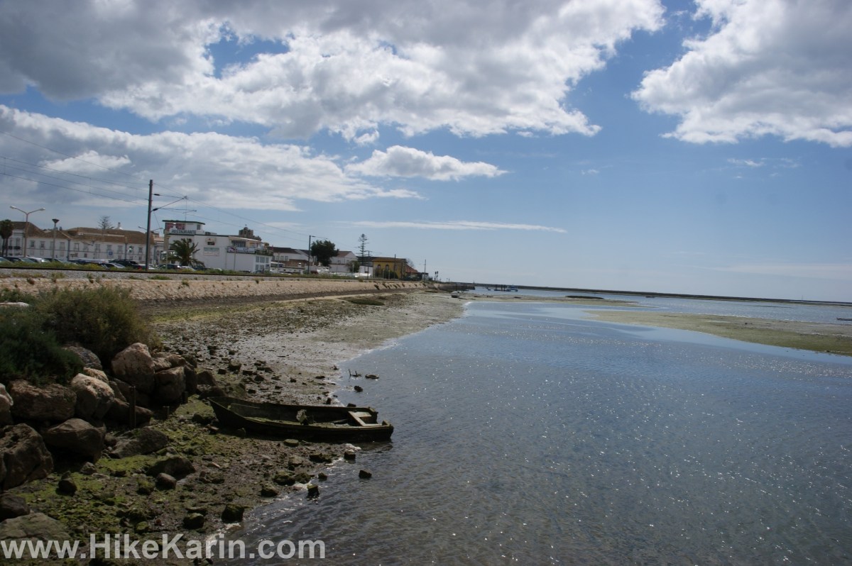 Die Bahngleise liegen direkt an der Lagune von Faro